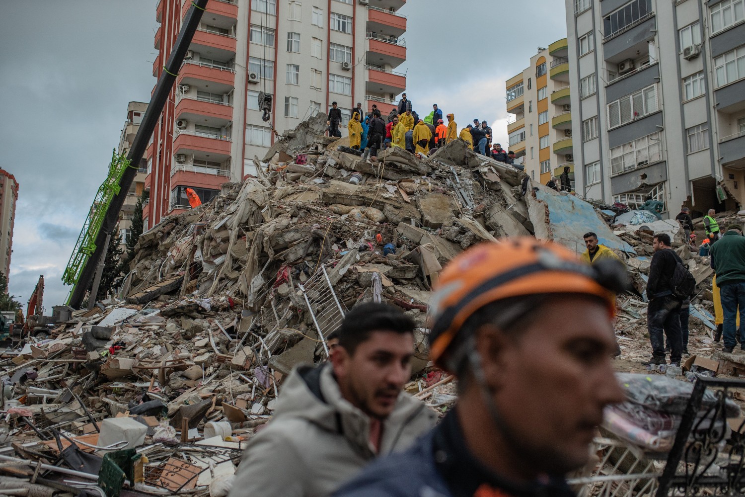Rescatistas en una pila de escombros de un edificio derrumbado por sismo en Turquía