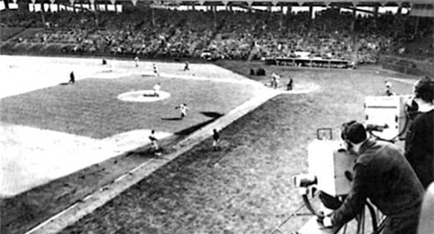 Imagen de la primera transmisión de un juego de beisbol en televisión con el choque de Dodgers vs. Los Rojos.