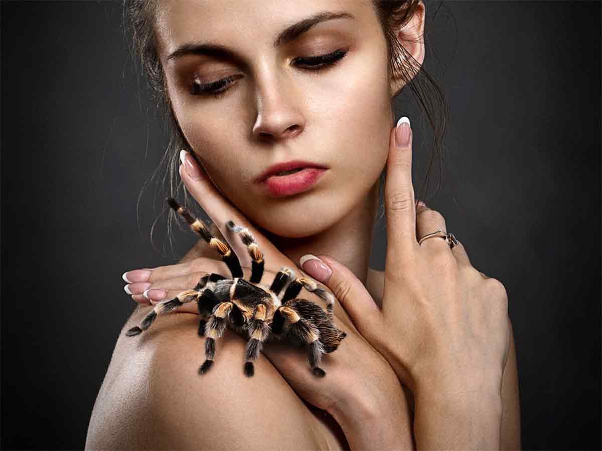 Mujer con tarantula de mascota