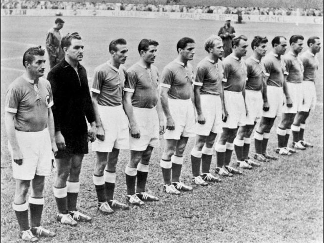 En esta foto de 1954, aparecen los jugadores (de izquierda a derecha) Fritz Walter, Anton Turek, Horst Eckel, Helmut Rahn, Ottmar Walter, Werner Liebrich, Josef Posipal, Hans Schäfer , Werner Kohlmeyer, Karl Mai y Maximilian Morlock (AFP)