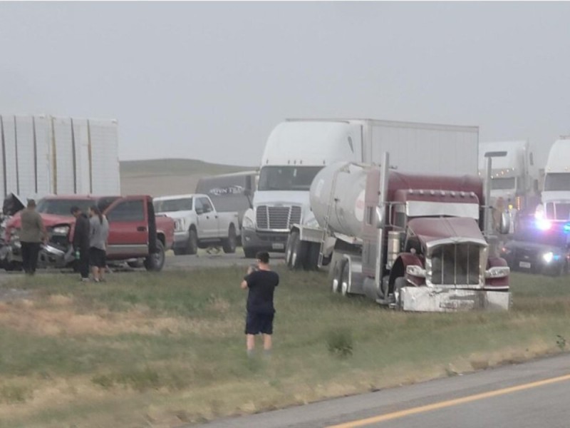 Algunos de los vehículos involucrados en la carambola en Montana.