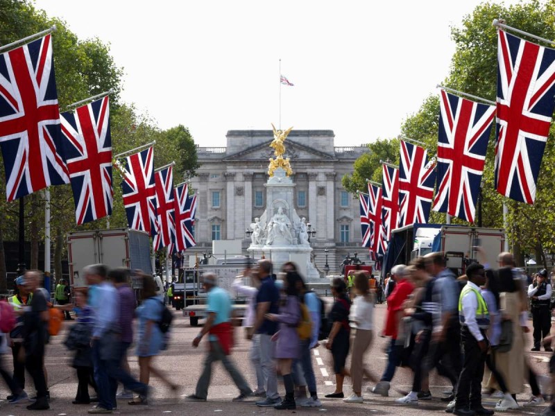 Peatones caminan por la avenida The Mall en Londres tras la muerte de Isabel II.