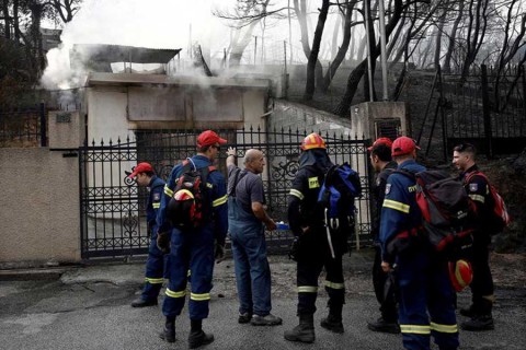 Hallan en Grecia a 26 personas muertas abrazadas entre sí en los incendios