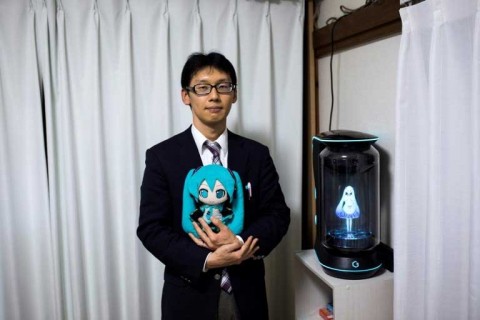 Un japonés se enamoró de un holograma y se casó con 'ella'