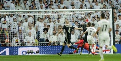 Ziyech anota el primer gol del Ajax en el Santiago Bernabéu. 