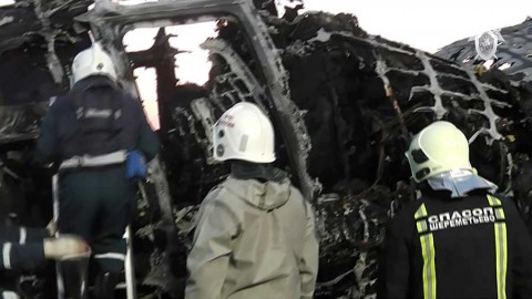 Piloto de avión ruso culpa a rayo; hallan cajas negras