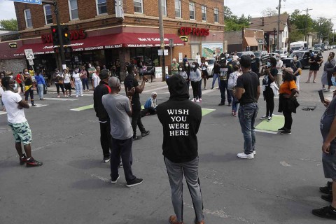 'Lo mataron', claman justicia para afroamericano asfixiado por policía en Estados Unidos