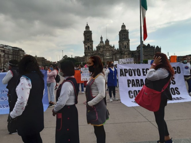 Educadoras protestan en el Zócalo capitalino 