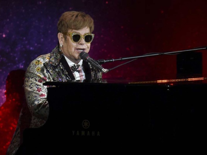 Elton John protagoniza campaña a favor de la vacunación