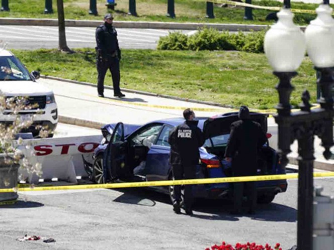 Dos agentes fueron atropellados por un conductor que lanzó su auto contra una barricada en el Capitolio de EU.