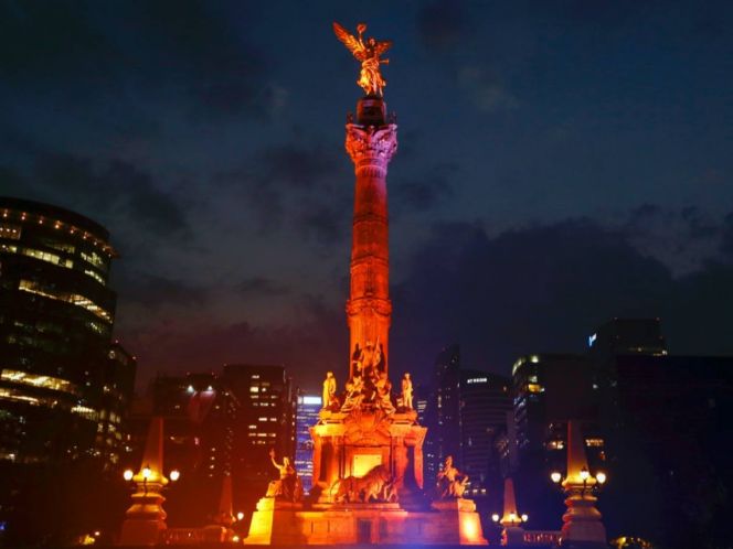 Por 25N iluminan en naranja monumentos y edificios de CDMX . Noticias en tiempo real
