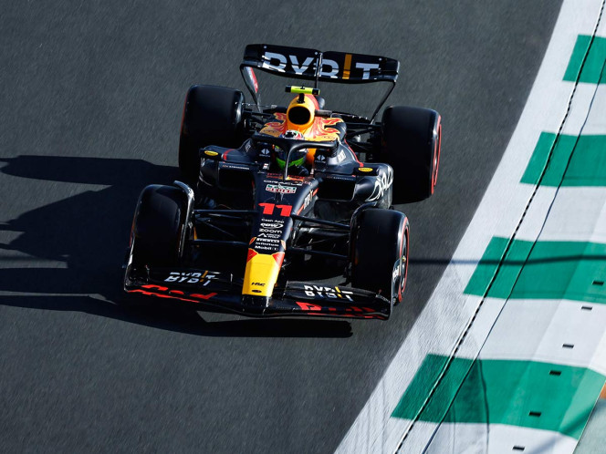 \'Checo\' es segundo en primera práctica en Arabia; Verstappen manda. Noticias en tiempo real